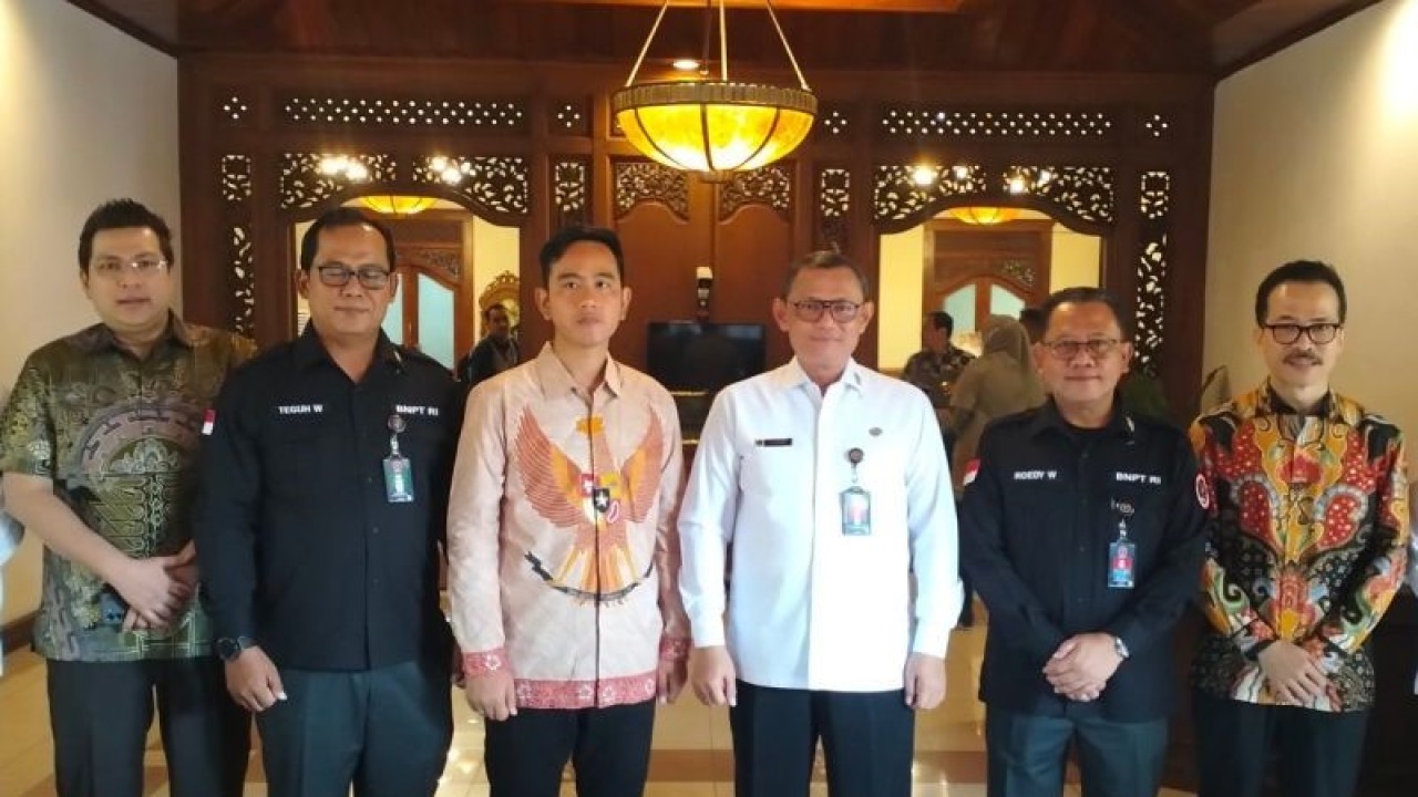 BNPT bersama Gibran Rakabuming Raka di Balai Kota Surakarta, Jawa Tengah, Rabu (20/9/2023). ANTARA/Aris Wasita