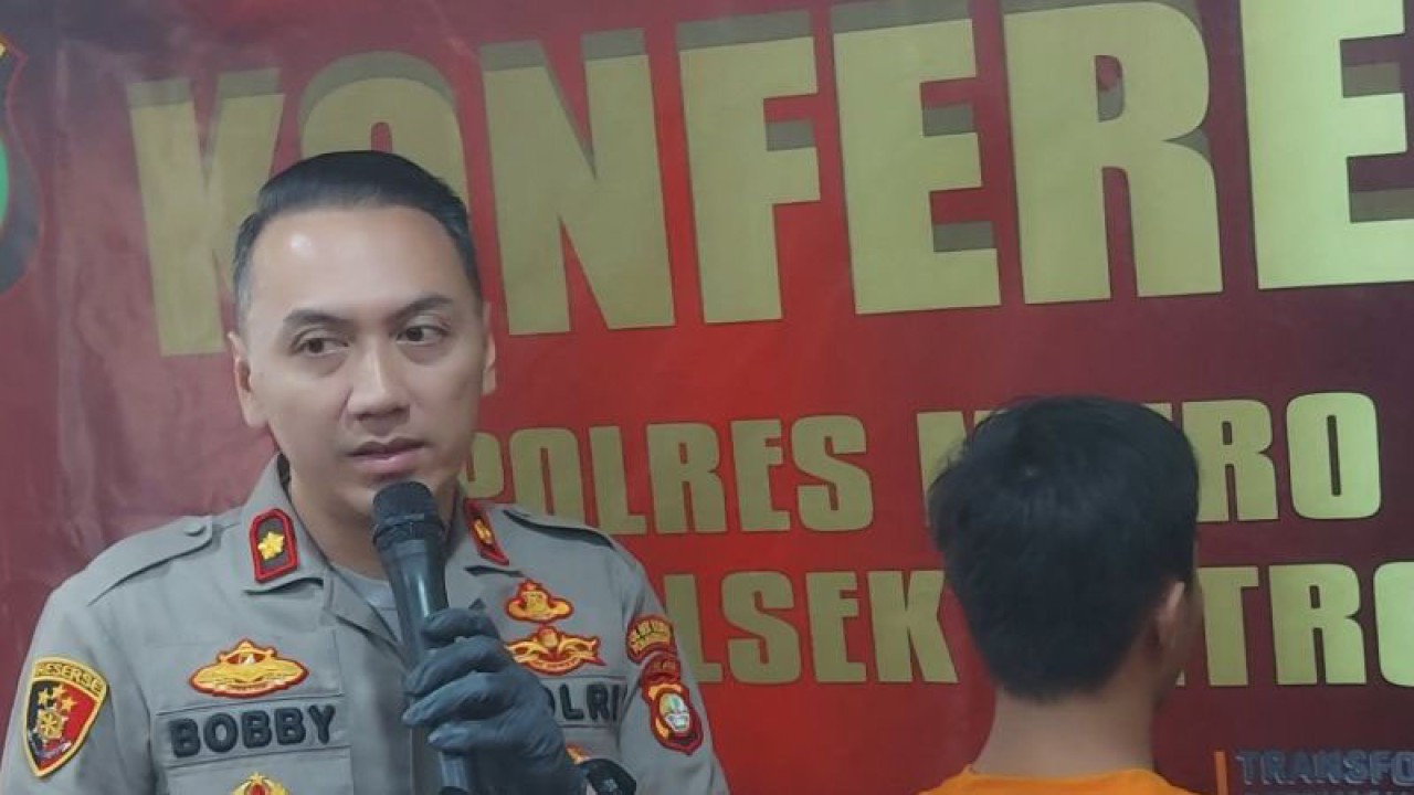Kepala Kepolisian Sektor (Kapolsek) Metro Penjaringan M Probandono Bobby Danuardi saat pengungkapan kasus Tindak Pidana Perdagangan Orang (TPPO) Gang Royal di Penjaringan, Jakarta Utara, Jumat (18/8/2023). ANTARA/Abdu Faisal
