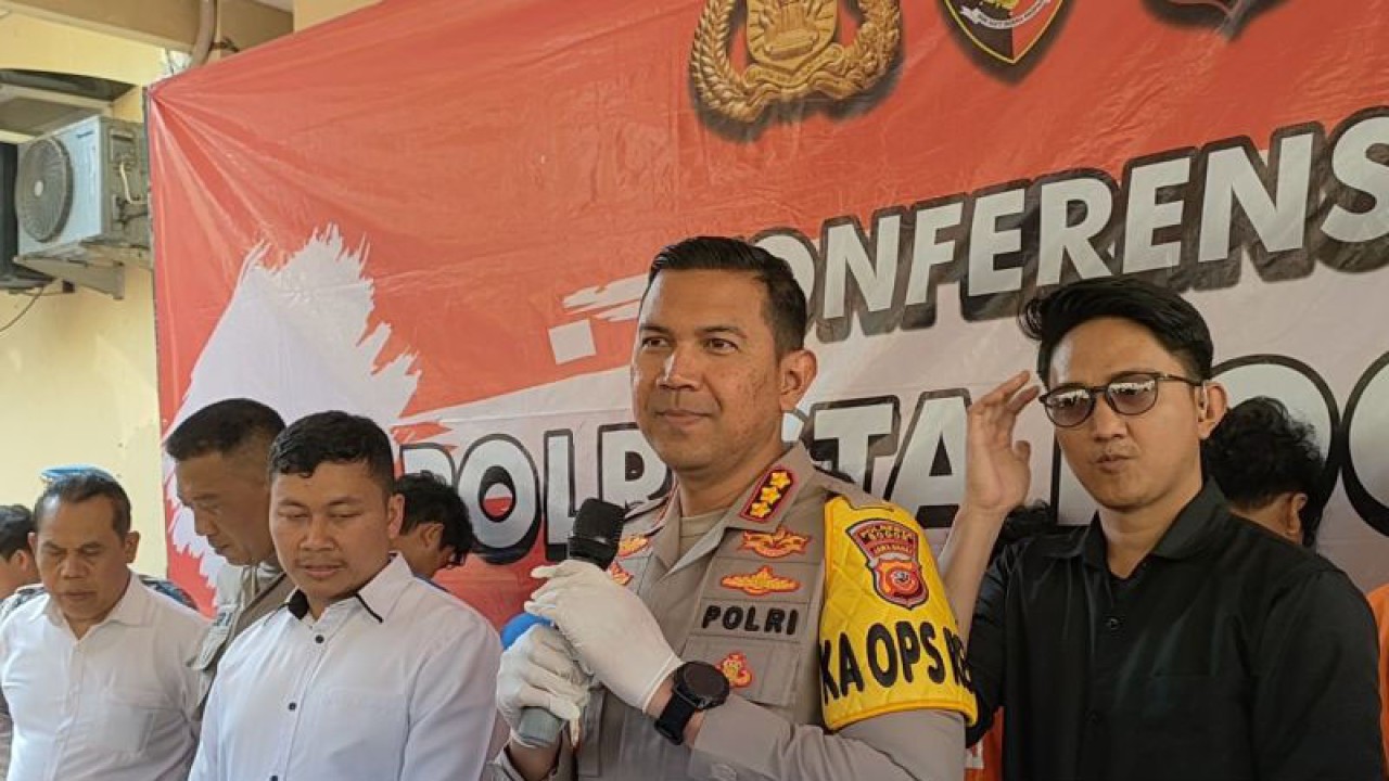 Kapolresta Bogor Kota, Polda Jawa Barat Kombes Pol Bismo Teguh Prakoso saat ungkap kasus menggagalkan tawuran di Mapolresta Bogor Kota, Selasa (5/9/2023). ANTARA/Linna Susanti.