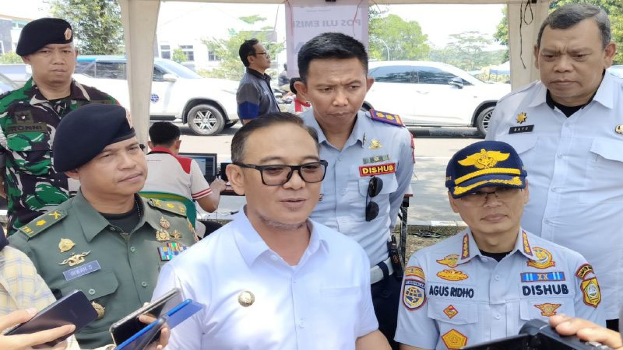 Bupati Bogor Iwan Setiawan di Cibinong, Kabupaten Bogor, Jawa Barat. (ANTARA/M Fikri Setiawan)