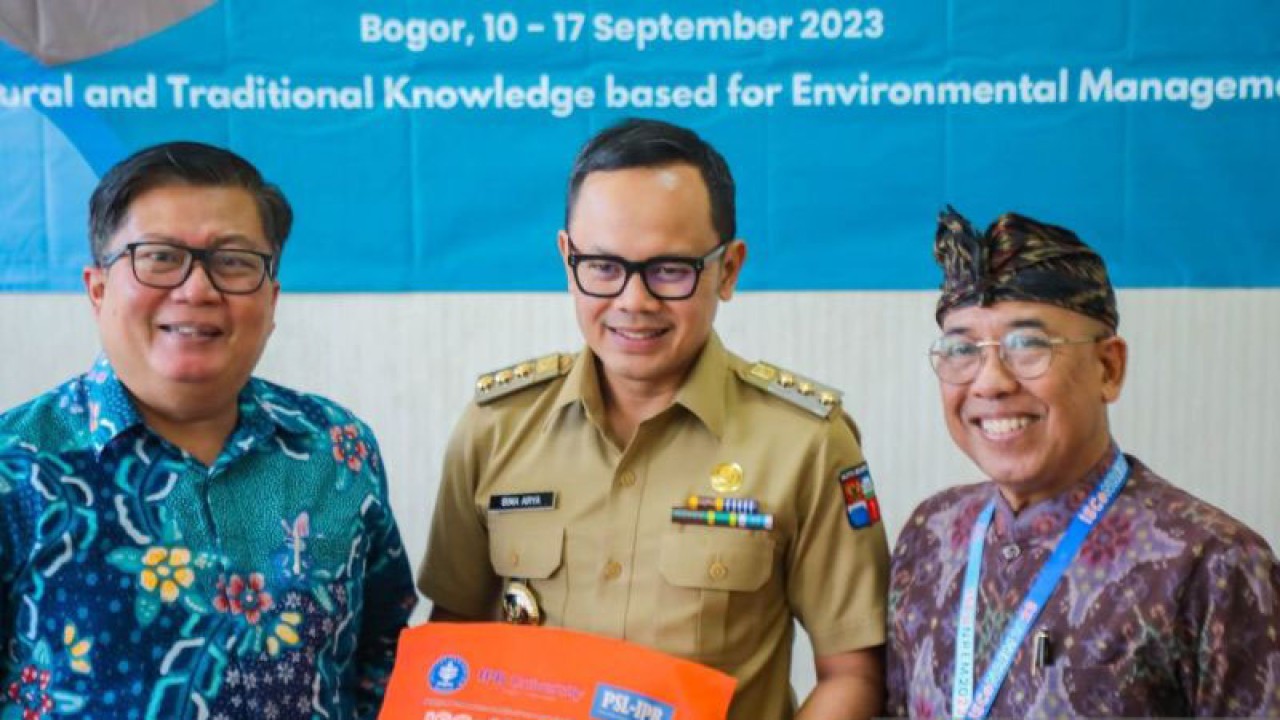 Wali Kota Bogor, Jawa Barat, Bima Arya (tengah) foto bersama jajaran rektorat IPB University usai acara Program Studi Ilmu Sumber Daya Alam dan Manajemen Lingkungan (NREMS), Sekolah Pascasarjana IPB University yang menyelenggarakan The 2nd (ISCoNREM) – 2023 di Bogor, Senin (11/9/2023). (ANTARA/HO/Pemkot Bogor)