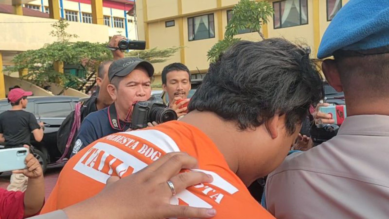 Pelaku cabul siswi SD di Kota Bogor, Jawa Barat berinisial BBS saat digiring petugas memasuki gedung pemeriksaan kembali setelah dihadirkan dalam ungkap kasus pencabulannya di Makopolresta Bogor Kota, Selasa (12/6/2023). (ANTARA/Linna Susanti)