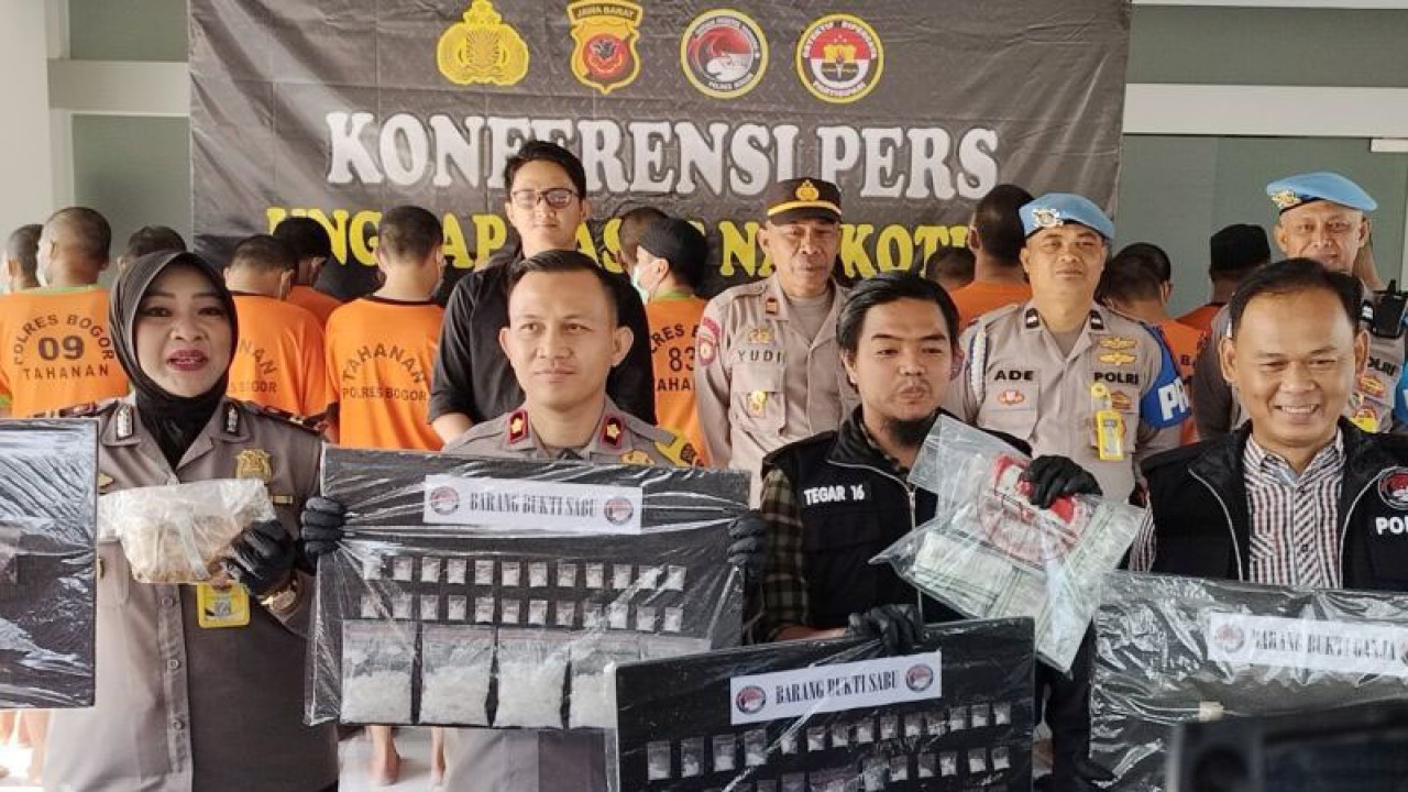 Wakapolres Bogor Kompol Fitra Zuanda dalam pengungkapan kasus narkoba di Mapolres, Cibinong, Kabupaten Bogor, Jawa Barat, Jumat (15/9/2023). (ANTARA/M Fikri Setiawan)