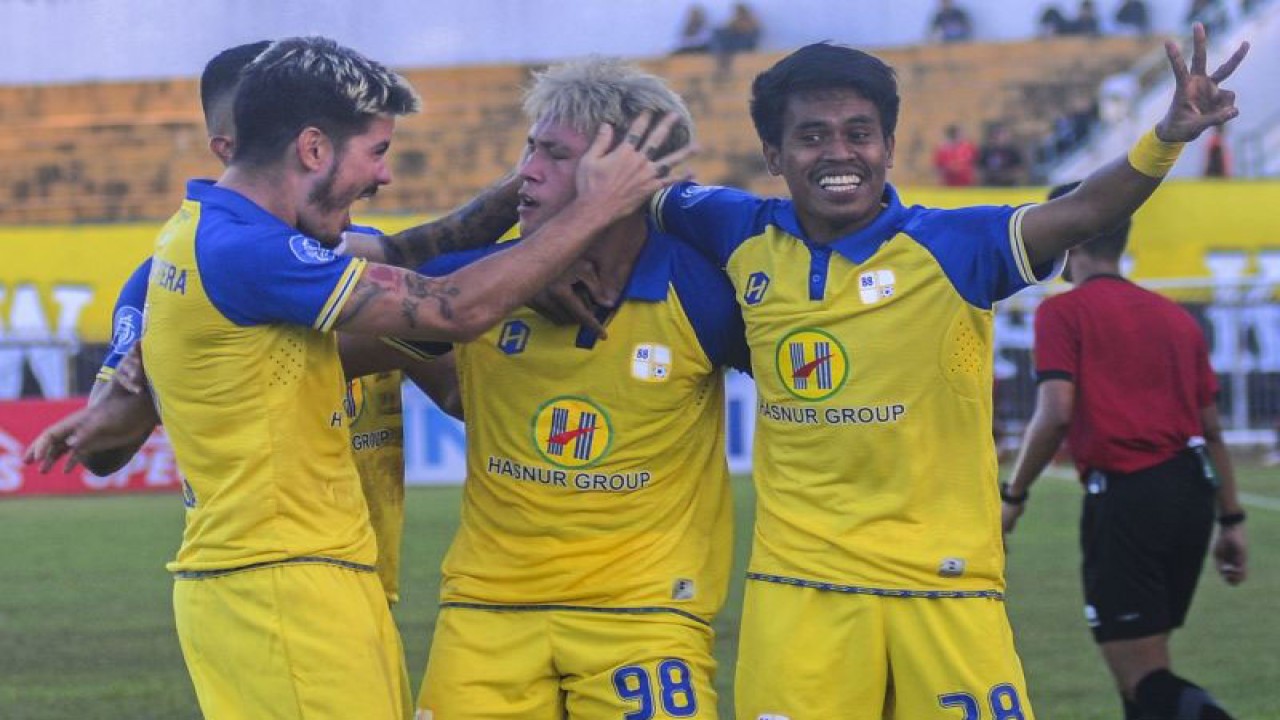 Pesepak bola Barito Putera Eksel Timothy Joseph Runtukahu (kedua kanan) melakukan selebrasi bersama rekannya usai mencetak gol ke gawang Dewa United dalam pertandingan BRI Liga 1 di Stadion Demang Lehman Martapura, Banjar, Kalimantan Selatan, Rabu (9/8/2023). ANTARA FOTO/Iman Satria/Lmo/tom.