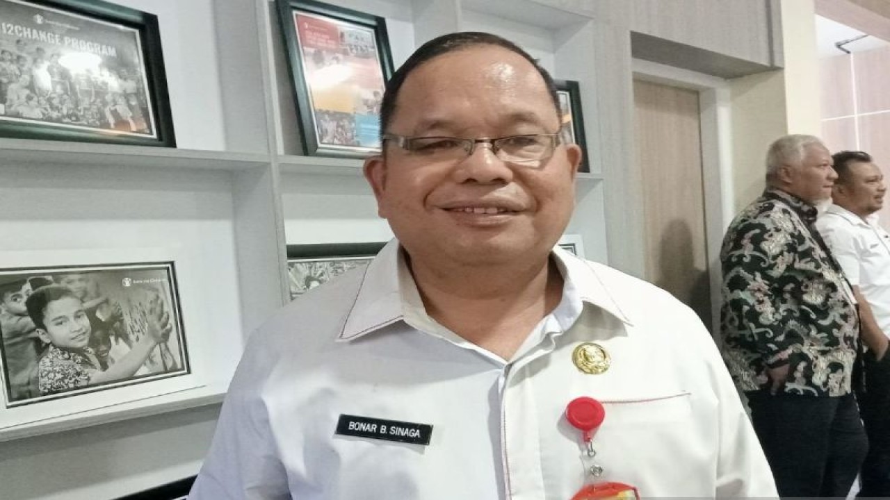 Kepala Dinas kesehatan Kabupaten Sumba Barat Provinsi Nusa Tenggara Timur drg Bonar B Sinaga (ANTARA/Benny Jahang)