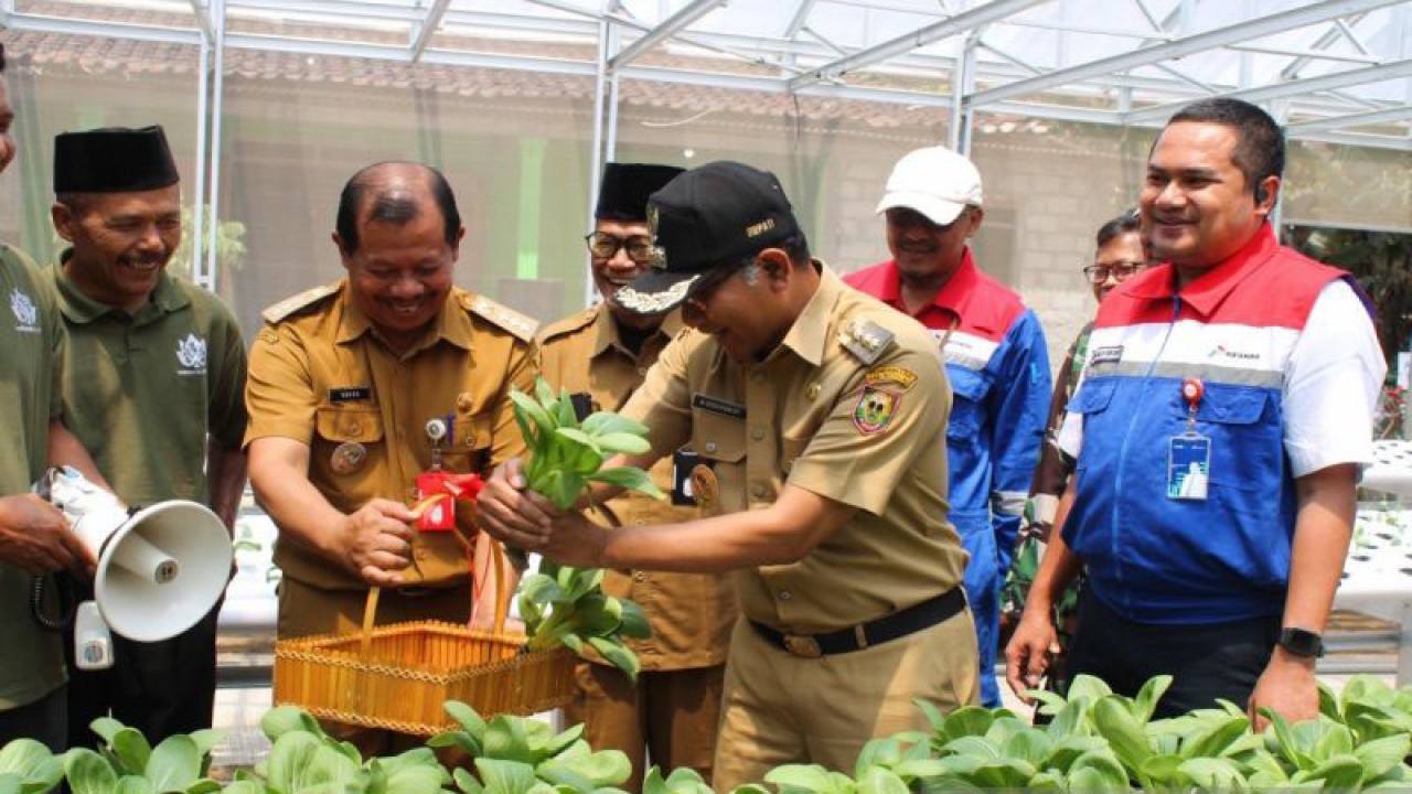 Bupati Boyolali Muhammad Said Hidayat dan Area Manager Communication, Relations, and Corporate Social Responsibility (CSR) Regional Jawa Bagian Tengah (JBT) Pertamina Patra Niaga Brasto Galih Nugroho di Wisata Edukasi Pertanian dan Peternakan Inklusi pada Tempat Wisata Kelompok Pandawa Patra, di Desa Keposong, Kecamatan Tamansari, Kabupaten Boyolali, Jawa Tengah, Selasa (19/9/2023). ANTARA/Aris Wasita
