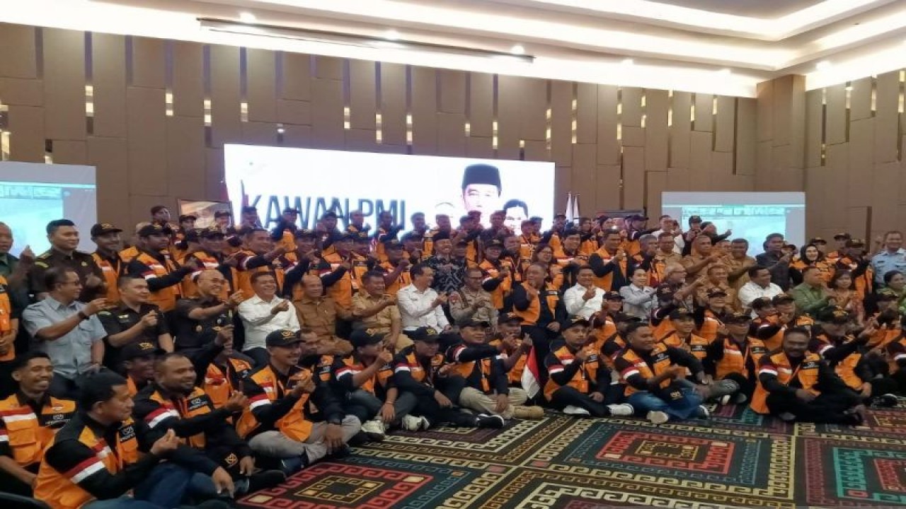Kepala Badan Pelindungan Pekerja Migran Indonesia (BP2MI) Benny Rhamdani melakukan pengukuhan komunitas relawan "Kawan PMI" Provinsi Nusa Tenggara Timur guna mendukung pemberantasan TPPO di NTT, Selasa (19/9/2023). ANTARA/Benny Jahang
