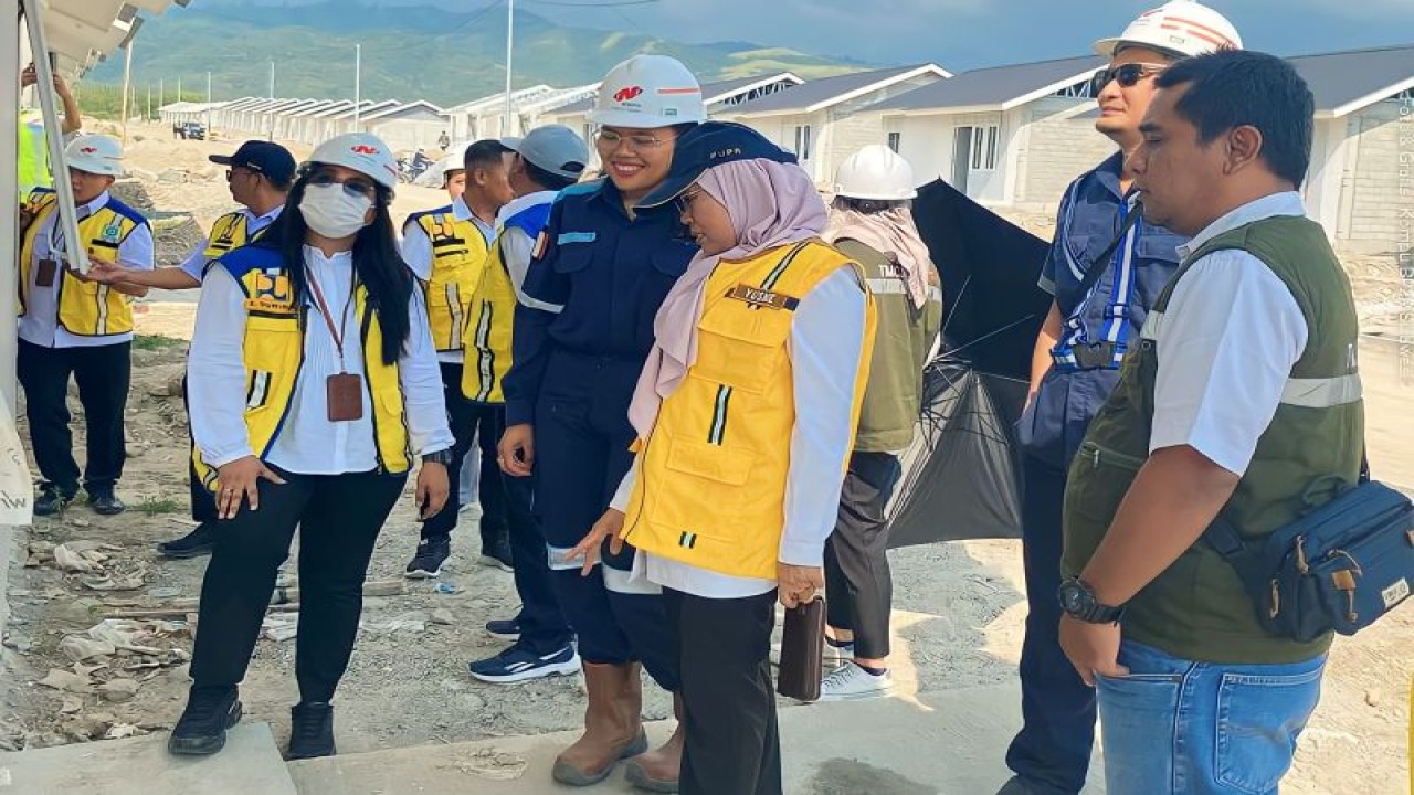 Direktur Rumah Khusus Kementerian PUPR, Yusniewati didampingi Kepala BP2P Sulawesi II, Kepala Satker Perumahan Sulteng Erpika dan PPK Huntap Zulfahmi meninjau progres pembangunan huntap di Kota Palu (Dok BP2P Sulawesi II)