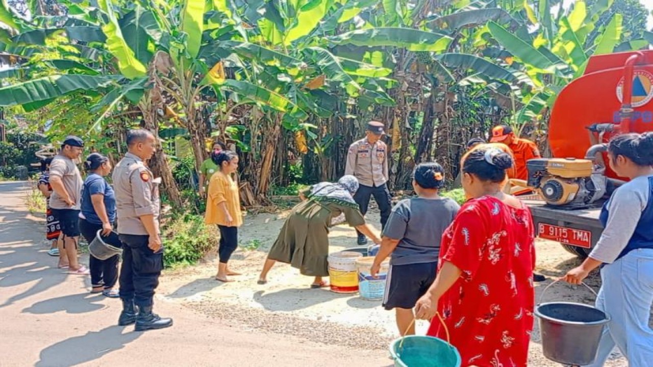 Masyarakat Kabupaten Lebak menerima distribusi air bersih dari Badan Penanggulangan Bencana Daerah (BPBD) setempat untuk membantu keperluan mandi cuci dan kakus (MCK). ANTARA/HO-BPBD