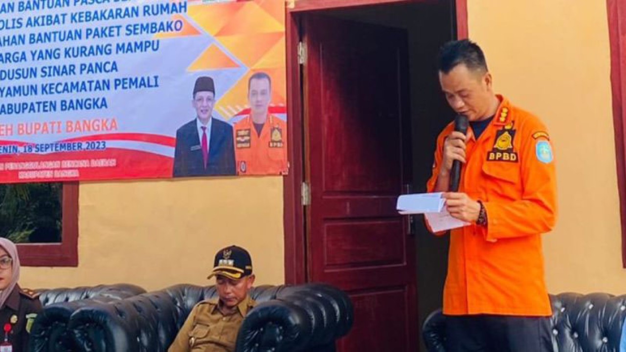 Kepala Badan Penanggulangan Bencana Daerah (BPBD) Kabupaten Bangka, Ridwan saat melaporkan kegiatan renovasi rumah warga terdampak bencana. (ANTARA/Kasmono/HO-BPBD Bangka)