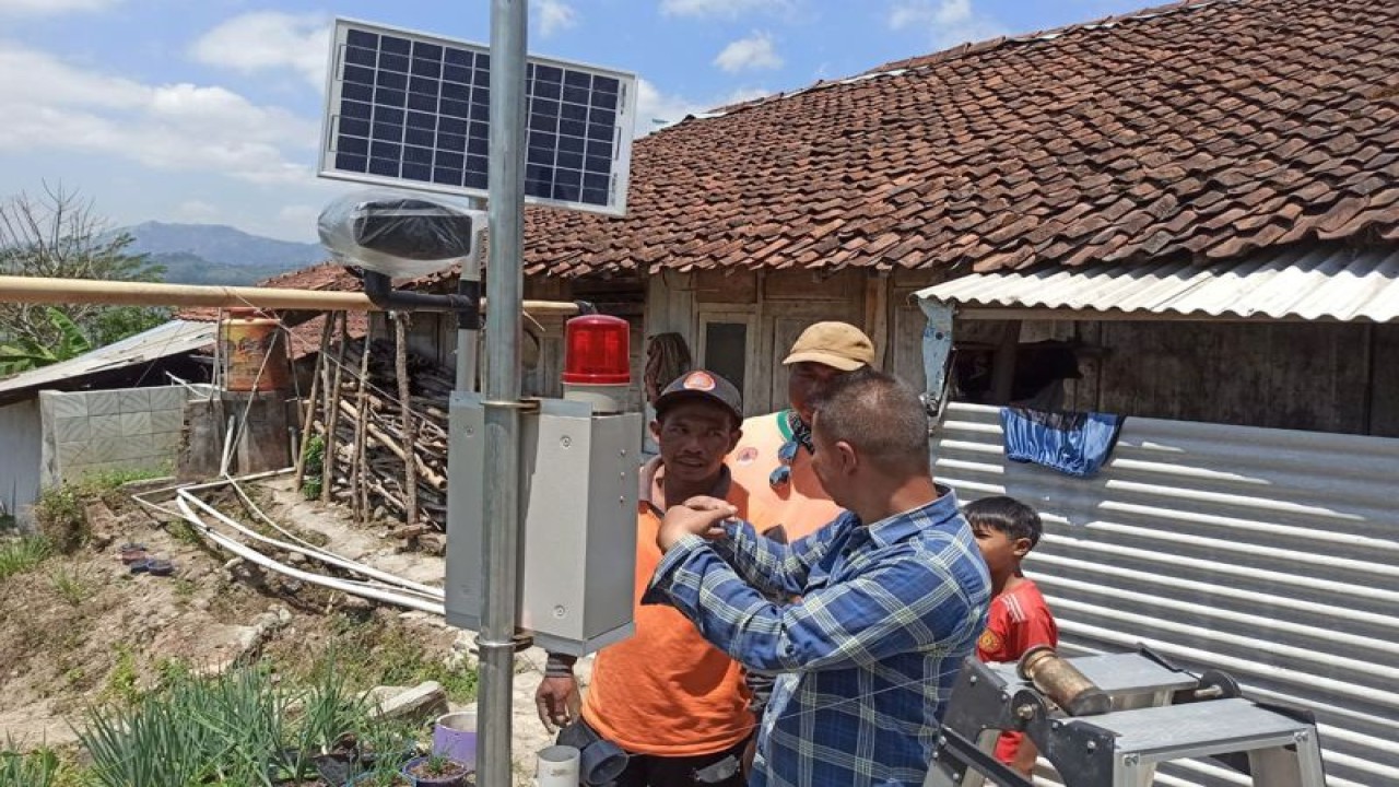 Petugas BPBD Kabupaten Banjarnegara menjelaskan kepada warga terkait dengan cara kerja alat peringatan dini bencana longsor "Elwasi" yang baru dipasang di Desa Pandansari, Kecamatan Wanayasa, Banjarnegara, Minggu (10/9/2023). ANTARA/HO-BPBD Banjarnegara