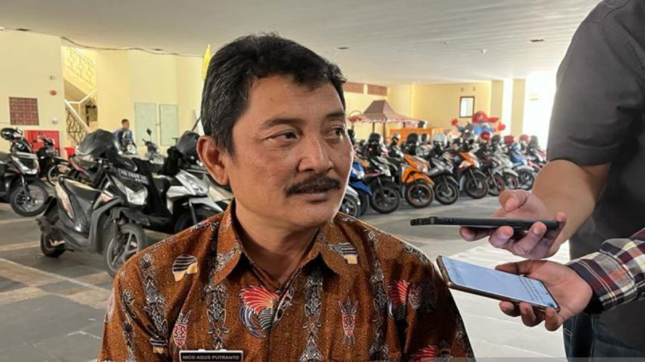 Kepala Pelaksana Badan Penanggulangan Bencana Daerah (BPBD) Kota Surakarta Nico Agus Putranto memberikan keterangan kepada wartawan di Solo, Jawa Tengah, Jumat (22/9/2023). ANTARA/Aris Wasita