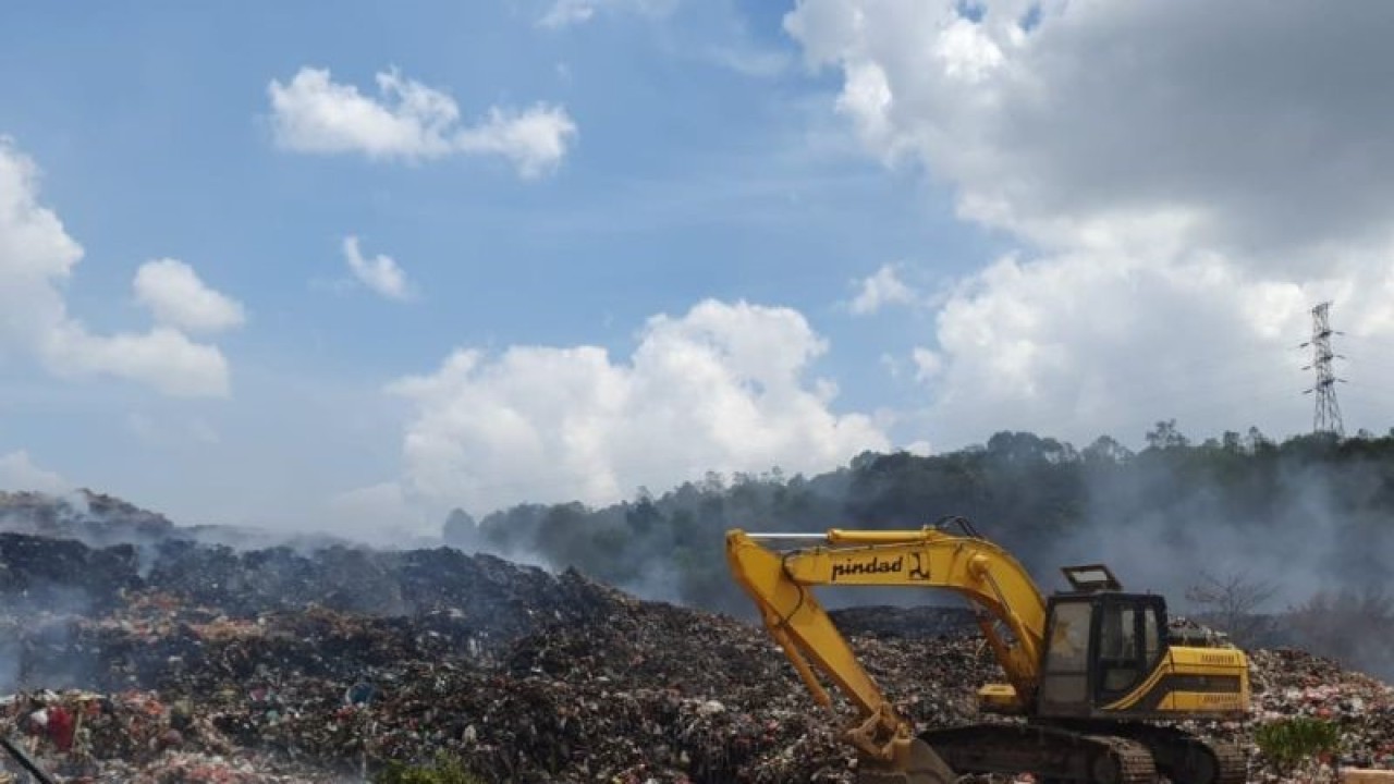 BPBD Provinsi Kepulauan Babel mengerahkan alat berat untuk mengendalikan kebakaran di TPA Gunung Sadai Belitung, Kamis (14/9/2023) (ANTARA/HO-BPBD Babel)
