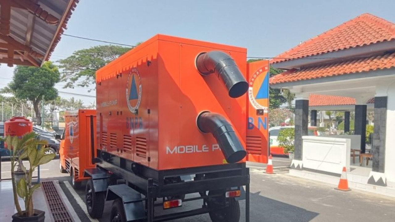 Mobile pump bantuan Badan Nasional Penanggulangan Bencana (BNPB) kepada Pemerintah Kabupaten Bantul, Daerah Istimewa Yogyakarta di halaman Rumah Dinas Bupati Bantul. Jumat (29/9/2023) (ANTARA/Hery Sidik)