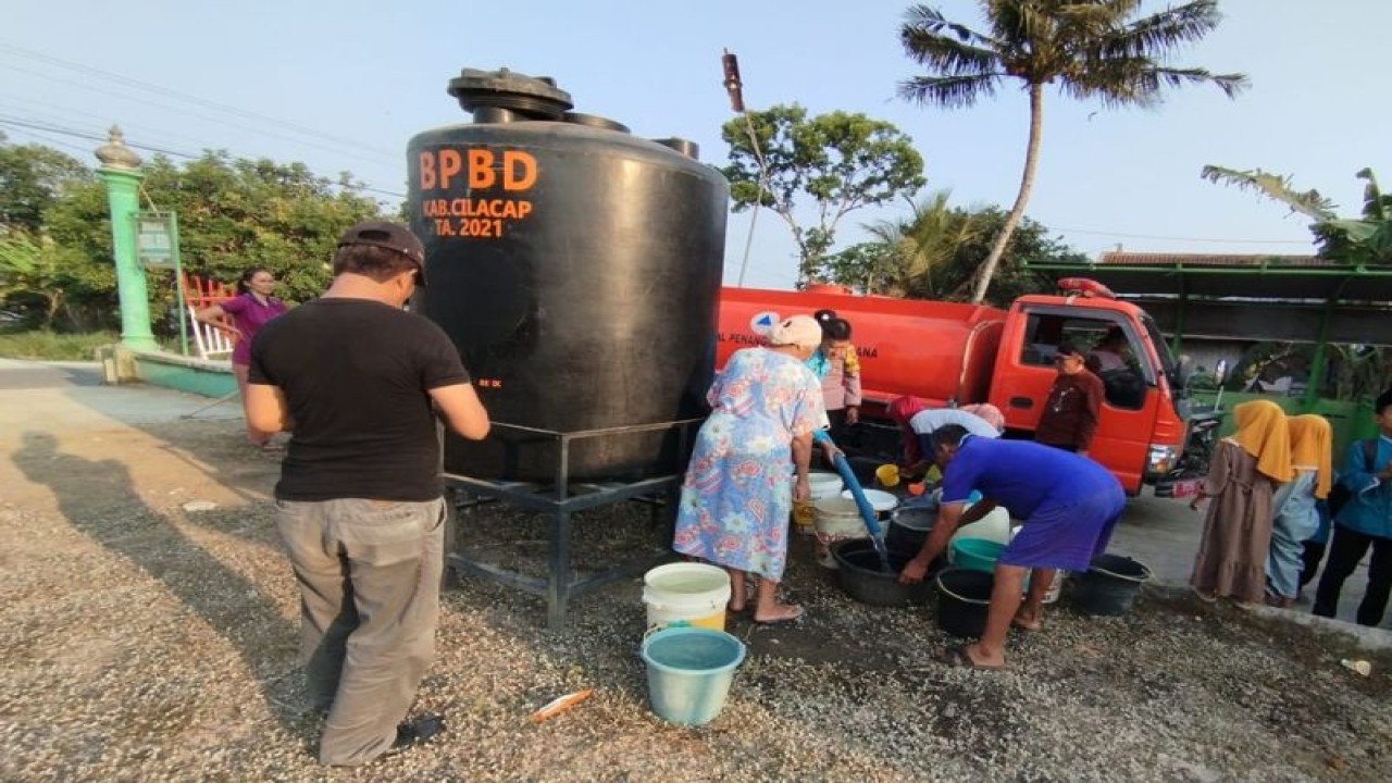 Petugas BPBD Kabupaten Cilacap menyalurkan bantuan air bersih untuk warga terdampak kekeringan di Desa Mujur Lor, Kecamatan Kroya, Cilacap, Kamis (31/8/2023). ANTARA/HO-BPBD CIlacap