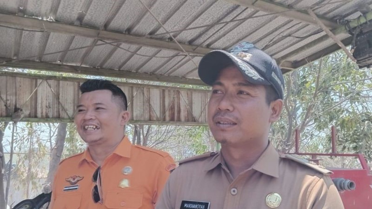Kepala Pelaksana BPBD Kota Cirebon Andi Wibowo (kiri) dan Lurah Argasunya Mardiansyah (kanan) memberikan keterangan pers di TPA Kopi Luhur, Kota Cirebon, Jawa Barat, Senin (11/9/2023) (ANTARA/F Rohman