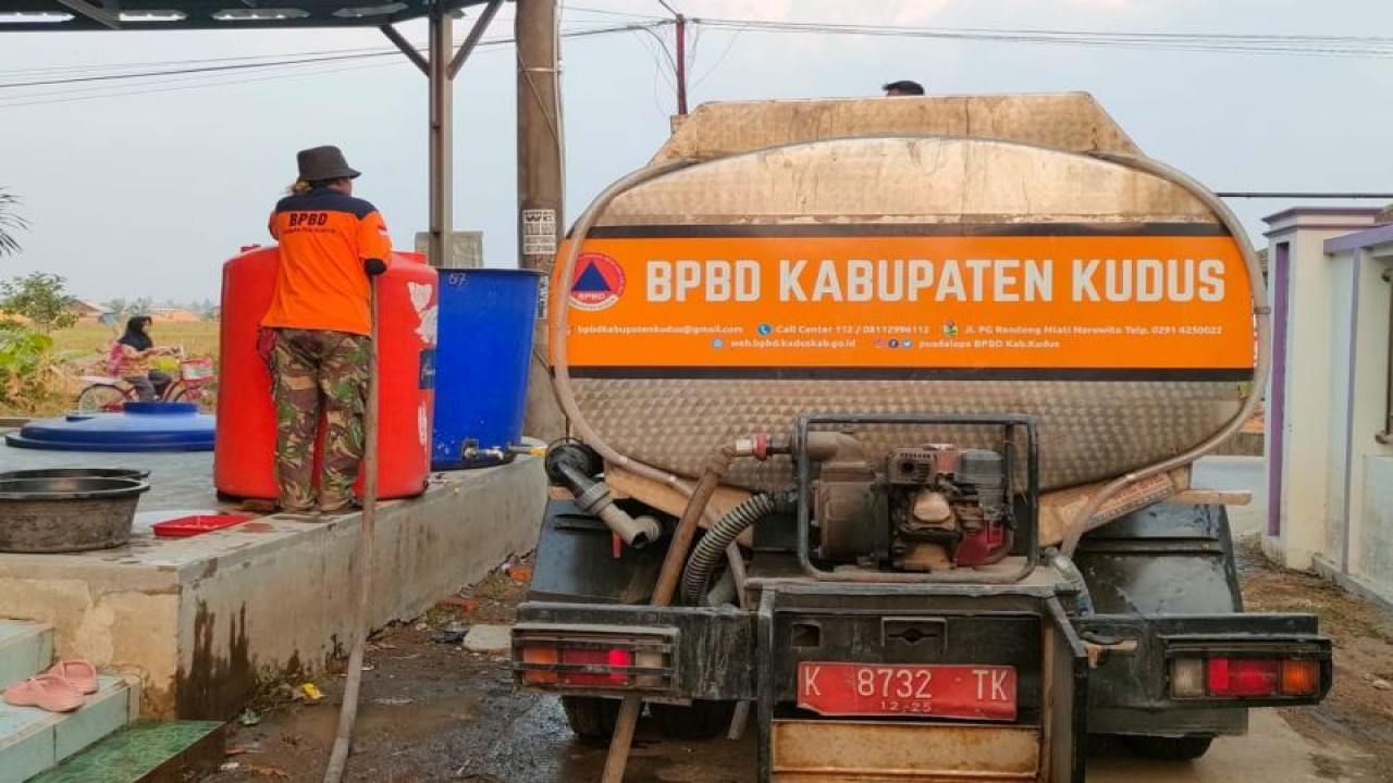 Badan Penanggulangan Bencana Daerah (BPBD) Kabupaten Kudus, Jawa Tengah, melakukan droping air bersih di Kecamatan Kaliwungu. (ANTARA/HO-BPBD Kudus.)
