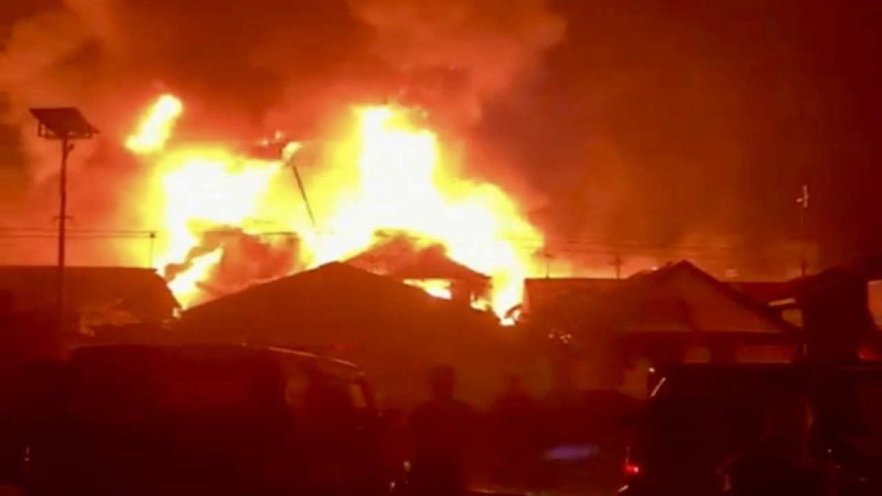 Kebakaran menghanguskan belasan rumah di Kelurahan Antasan Kecil Timur, Kecataman Banjarmasin Utara, Kota Banjarmasin, Kalimantan Selatan, Jumat (22/9/2023). (ANTARA/HO-Relawan BPK Banjarmasin)