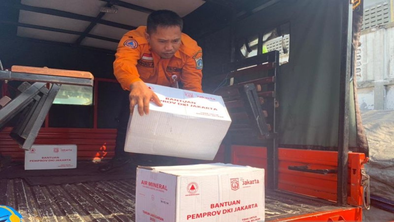 Petunias BPBD DKI Jakarta menyalurkan bantuan bagi korban kebakaran di Jalan Mangga Ubi Kelurahan Kapuk Kota Jakarta Barat pada Rabu (6/9) pagi. (ANTARA/Mario Sofia Nasution)
