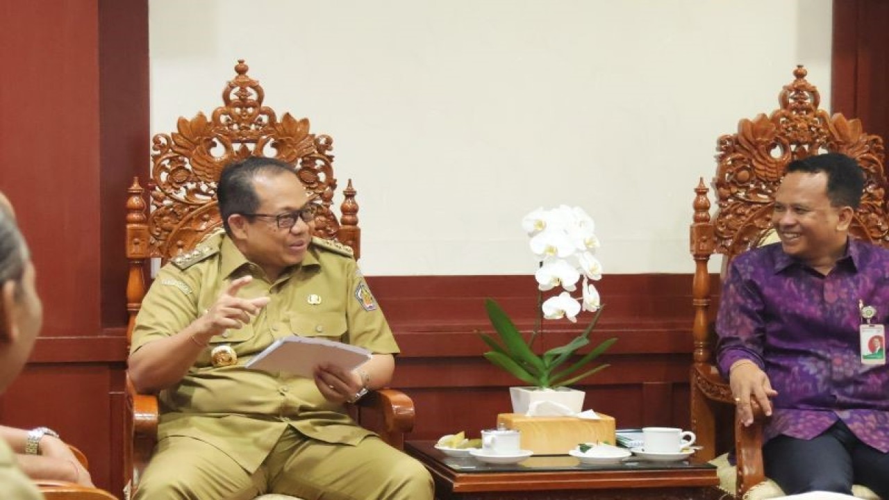 Penjabat Gubernur Bali Sang Made Mahendra Jaya (kiri) menerima audiensi Direktur Utama BPD Bali Nyoman Sudharma di Denpasar, Bali, Senin (25/9/2023) ANTARA/HO-Pemprov Bali