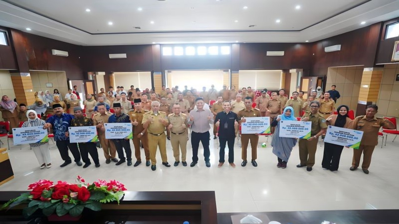 Pemkab OKU Timur bersama BPJS Ketenagakerjaan menyosialisasikan Program BPJS Ketenagakerjaan Bagi Ekosistem Desa Tahun 2023, di Martapura, Kamis (31/8/2023). (FOTO ANTARA/Edo Purmana)