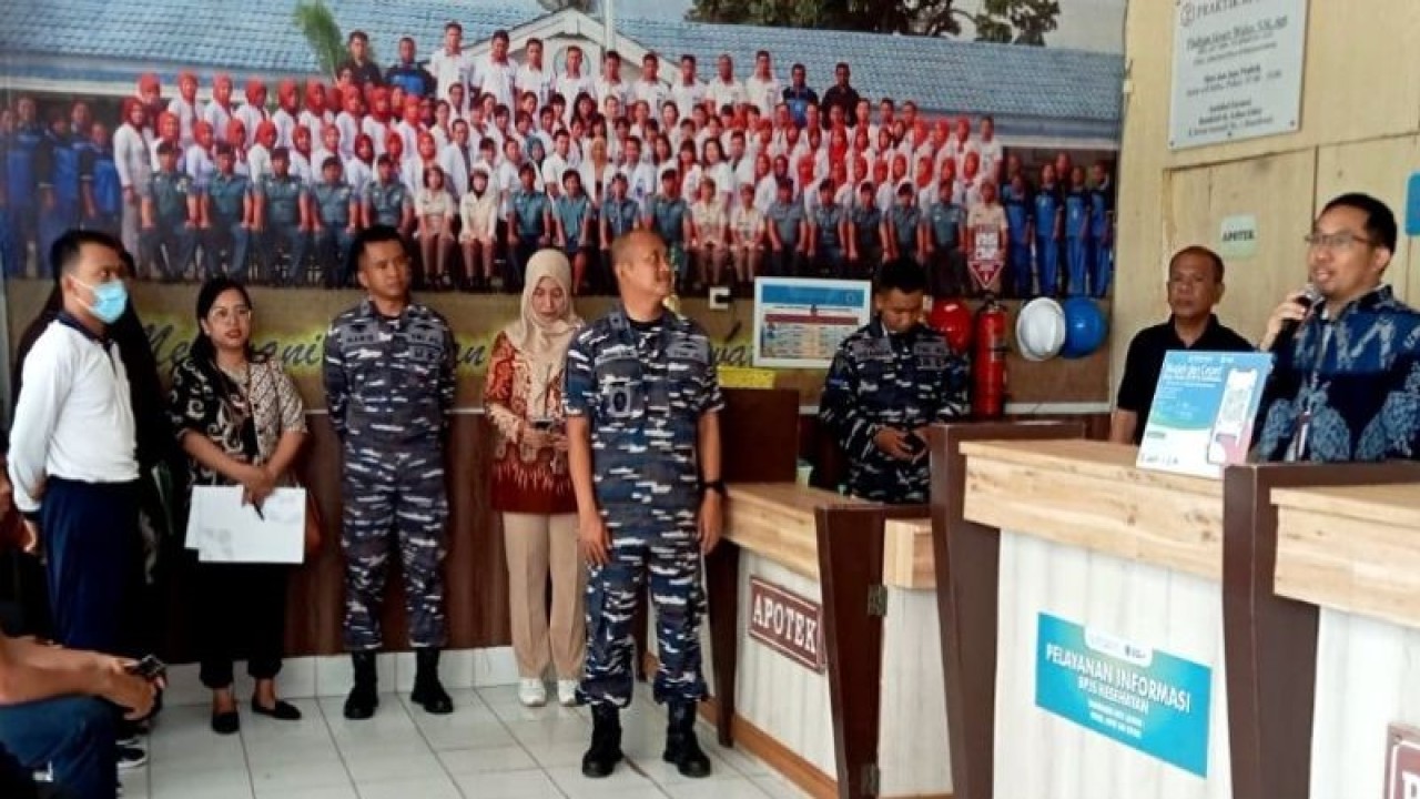 BPJS Kesehatan meresmikan loket pelayanan informasi dan portal quic response di Rumkital dr Azhar Zahir Manokwari, Papua Barat, Jumat. (ANTARA/Fransiskus Salu Weking)