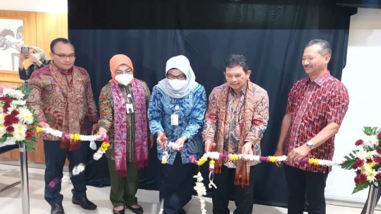 Direktur Utama BPJS Kesehatan Ghufron Mukti dan Direktur Utama RSUP Dr Sardjito Eniarti melakukan pemotongan bunga tali menandai peluncuran Pelayanan Informasi BPJS Kesehatan dan Poros di RSUP Dr Sardjito Yogyakarta, Jumat (29/9/2023). ANTARA/Victorianus Sat Pranyoto