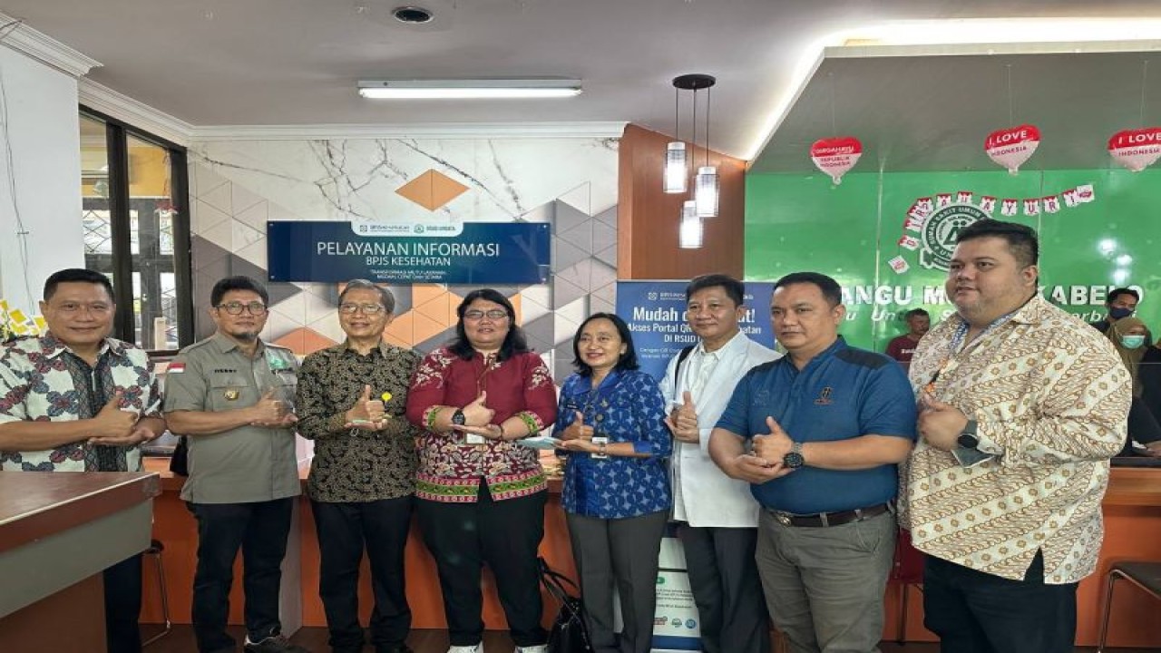 Kepala BPJS Kesehatan Cabang Palu H S Rumondang Pakpahan (keempat dari kiri) berpose bersama jajaran direksi RS Undata Palu usai peluncuran loket pelayanan informasi JKN di Undata," Jumat (29/9/2023). ANTARA/HO- BPJS Kesehatan Cabang Palu
