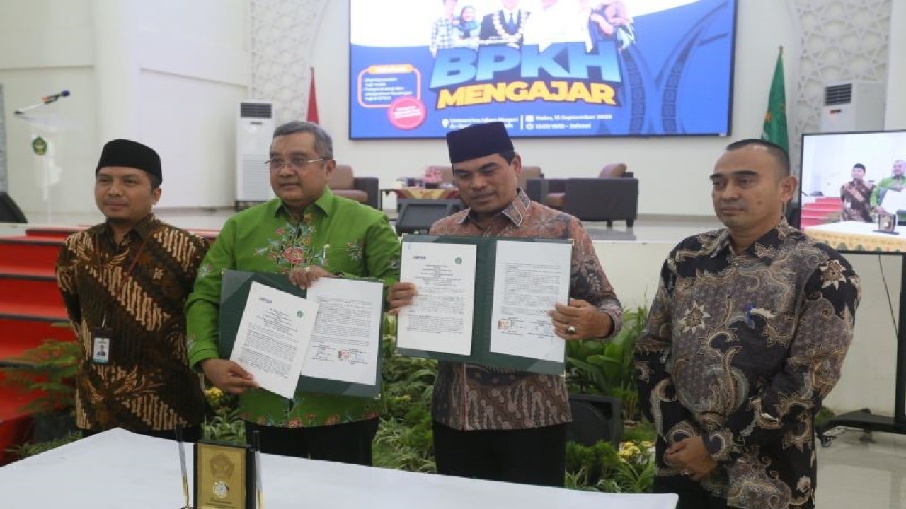 Anggota Badan Pelaksana BPKH Amri Yusuf (kedua kiri) dan Rektor UIN Ar-Raniry Banda Aceh Prof Mujiburrahman (kedua kanan) melakukan tandatangan kerjasama pengembangan SDM dan ekosistem keuangan haji di Banda Aceh, Rabu (14/9/2023). (ANTARA/Khalis Surry)