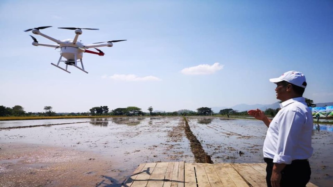 Menteri Pertanian Andi Amran Sulaiman yang menjabat periode 2014-2019 menyaksikan pemanfaatan drone untuk menabur pupuk dan benih padi di Desa Dalangan, Kecamatan Tawang Sari, Kabupaten Sukoharjo, Jawa Tengah, Senin (30/9/2019). (ANTARA/HO-Kementerian Pertanian)