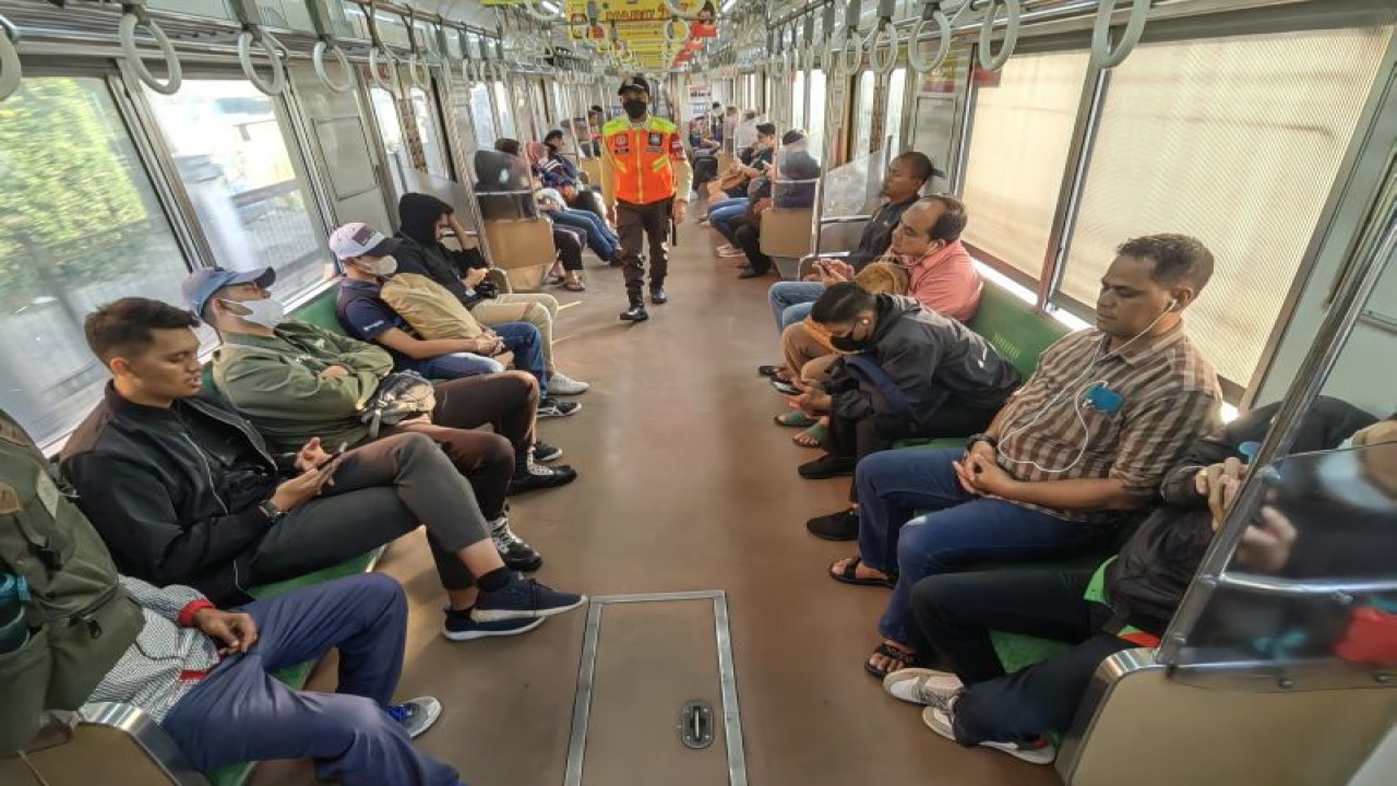 Ilustrasi: Sejumlah warga menaiki transportasi angkutan cepat komuter berbasis kereta rel listrik di Depok, Jawa Barat, Rabu (19/7/2023). (ANTARA/Sugiharto Purnama)