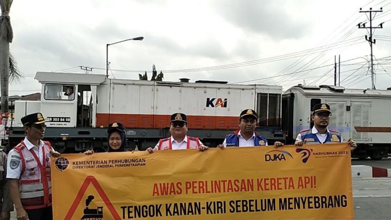 Personel Balai Teknik Perkeretaapian Kelas II Padang menyosialisasikan promosi penyelenggaraan keselamatan perkeretaapian pada perlintasan sebidang di Padang, Rabu, (20/9/2023). ANTARA/Muhamad Zulfikar.