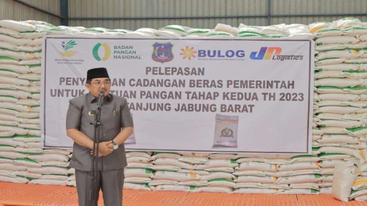 Buapti Tanjungjabung Barat Anwar Sadat saat melepas pemberikan beras kepada keluarga penerima manfaat.(ANTARA/Ho/Eko)
