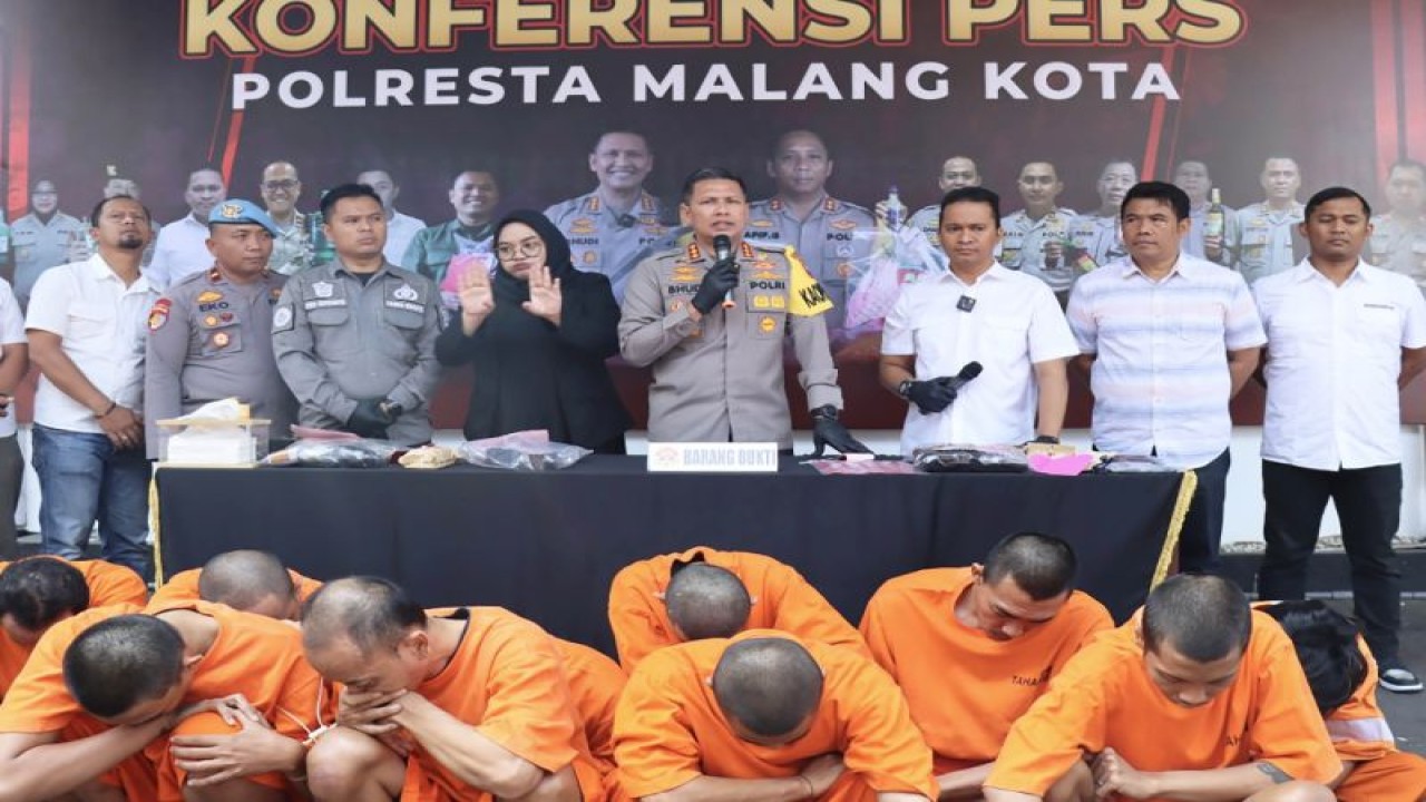 Kapolresta Malang Kota Kombes Pol. Budi Hermanto (tengah) pada saat melakukan jumpa pers hasil penindakan selama Operasi Tumpas Narkoba Semeru 2023, di Mapolresta Malang Kota, Jawa Timur, Rabu 96/9/2023). ANTARA/HO-Humas Polresta Malang Kota
