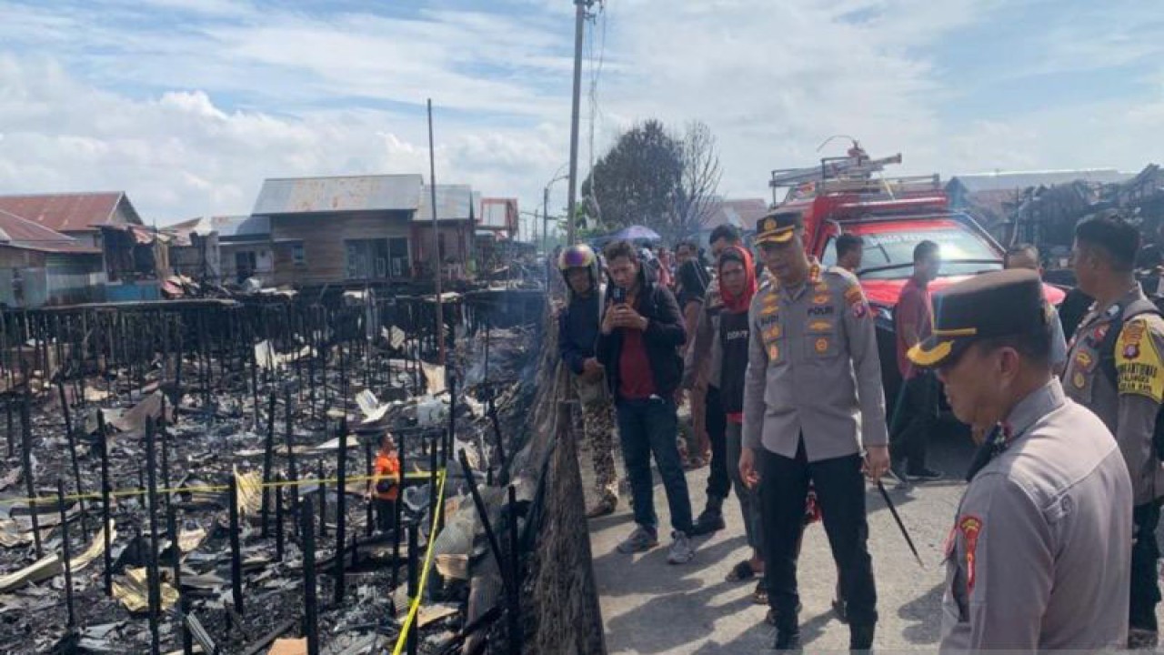 Kapolresta Palangka Raya Kombes Pol Budi Santosa melakukan pengecekan lokasi kebakaran rumah penduduk yang terjadi di Jalan Mendawai, Rabu (13/9/2023). ANTARA/Adi Wibowo