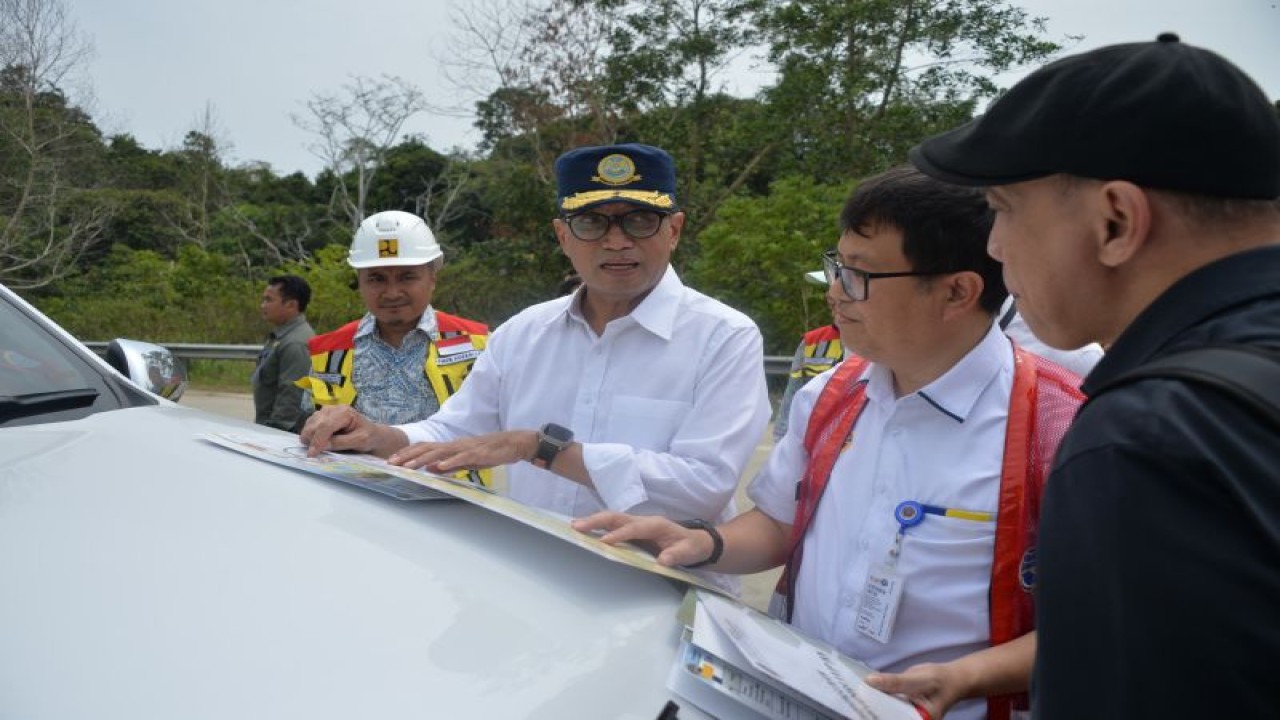 Menteri Perhubungan Budi Karya Sumadi (dua kiri) saat meninjau pembangunan Bandara VVIP di Ibukota Nusantara di Kalimantan Timur, Jumat (22/9/2023). (ANTARA/HO-Kemenhub)