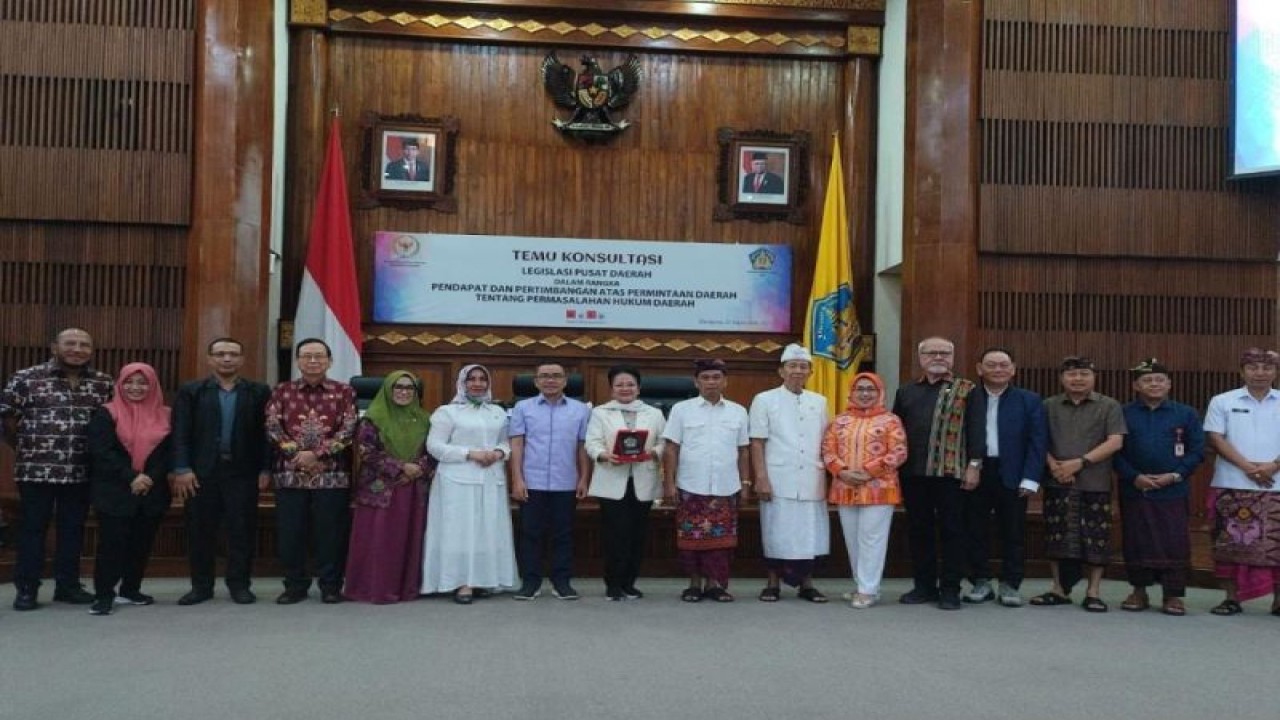 Ketua BULD DPD Stefanus BAN Liow bersama jajaran anggota dan narasumber dalam Temu Konsultasi Legislasi Pusat dan Daerah di Denpasar, Kamis (21/9/2023). ANTARA/Ni Luh Rhismawati.