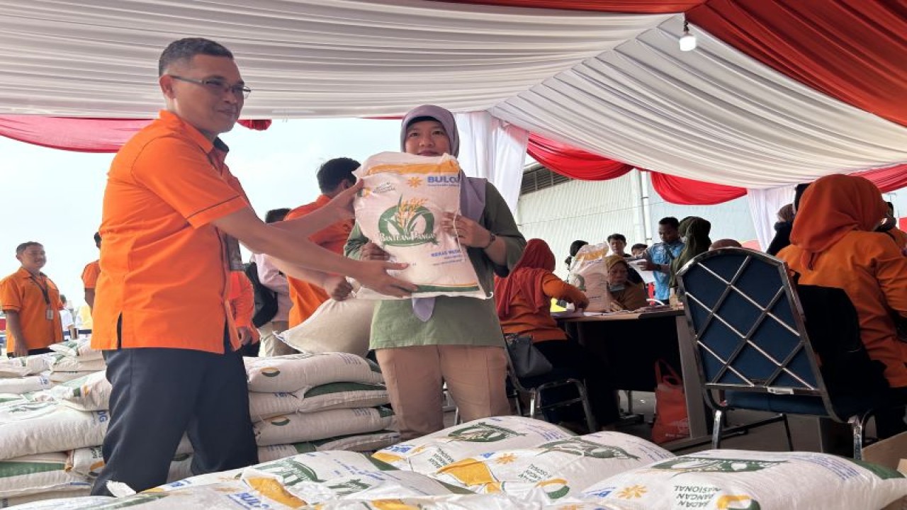 Masyarakat Keluarga Penerima Manfaat (KPM) menerima bantuan pangan beras 10 kg di Gudang Bulog DKI Jakarta dan Banten di Kelapa Gading, Jakarta, Senin (11/9/2023). ANATRA/Kuntum Riswan.