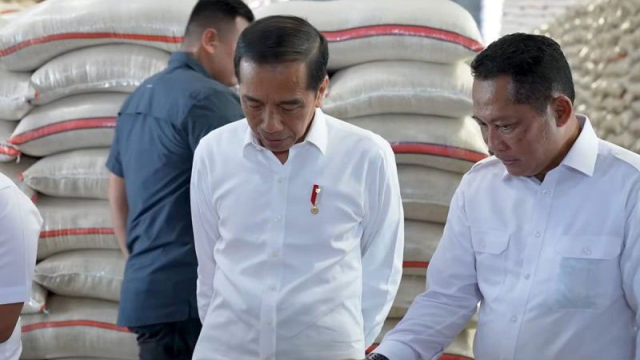 Tangkapan Layar - Direktur Utama Perum Bulog Budi Waseso mendampingi Presiden Joko Widodo (Jokowi) meninjau Gudang Bulog, di Dramaga, Bogor, Jawa Barat, Senin (11/3/2023). ANTARA/Rangga Pandu Asmara Jingga/aa