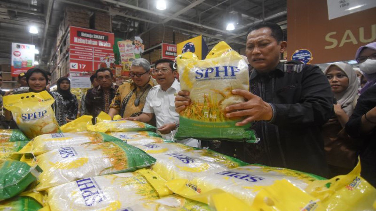 Direktur Utama Perum Bulog Budi Waseso (kanan) dan Kepala Badan Pangan Nasional Arief Prasetyo Adi (tengah) meninjau ketersediaan beras Stabilisasi Pasokan dan Harga Pangan (SPHP) di Lotte Grosir Pasar Rebo, Jakarta Timur, Jumat (8/9/2023). ANTARA FOTO/Indrianto Eko Suwarso/nz
