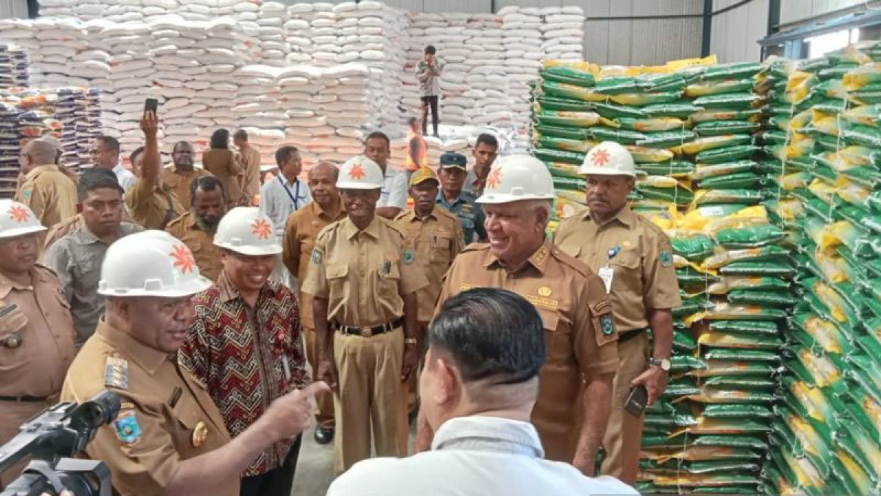 Penjabat Gubernur Papua Barat Paulus Waterpauw bersama Bupati Manokwari Hermus Indou melakukan peninjauan ke gudang Bulog Manokwari, Selasa. (ANTARA/Fransiskus Salu Weking)