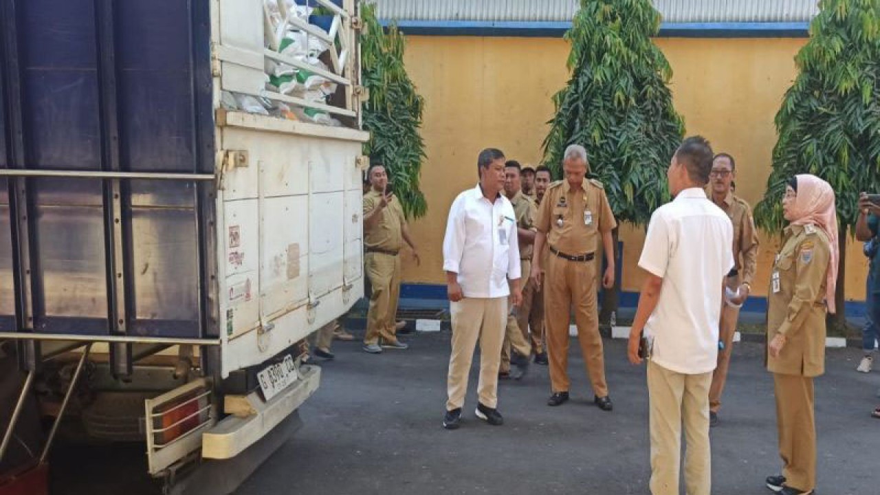 Wakil Pimpinan Bulog Cabang Pekalongan Wahyu Tri Hutomo (berbaju putih dari kiri) pada saat penyaluran bantuan pangan pemerintah di gudang Bulog Kandeman, Kabupaten Batang, Senin (11/9/2023). (ANTARA/Dokumen Pribadi)