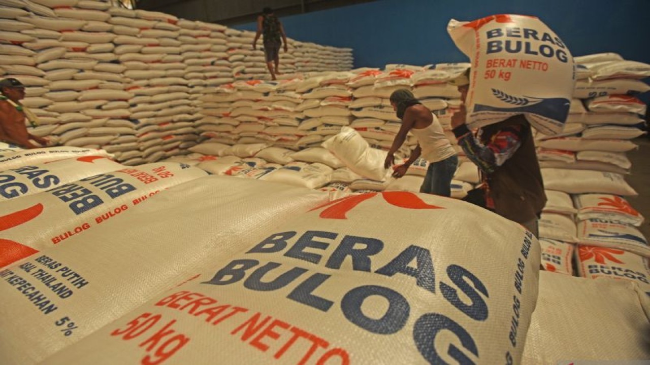 Dokumentasi - Pekerja memikul beras impor dari Thailand yang baru tiba di gudang Bulog Sub-Divre Serang di Serang, Banten, Selasa (5/9/2023). Menteri Perdagangan Zulkifli Hasan meminta masyarakat untuk tidak panik dan khawatir dengan kecukupan stok beras nasional karena pemerintah memastikan stok mencukupi hingga akhir 2023 dengan menambah cadangan beras nasional dari 1,6 juta ton menjadi 2 juta ton untuk menanggulangi dampak El-Nino. ANTARA FOTO/Asep Fathulrahman/YU
