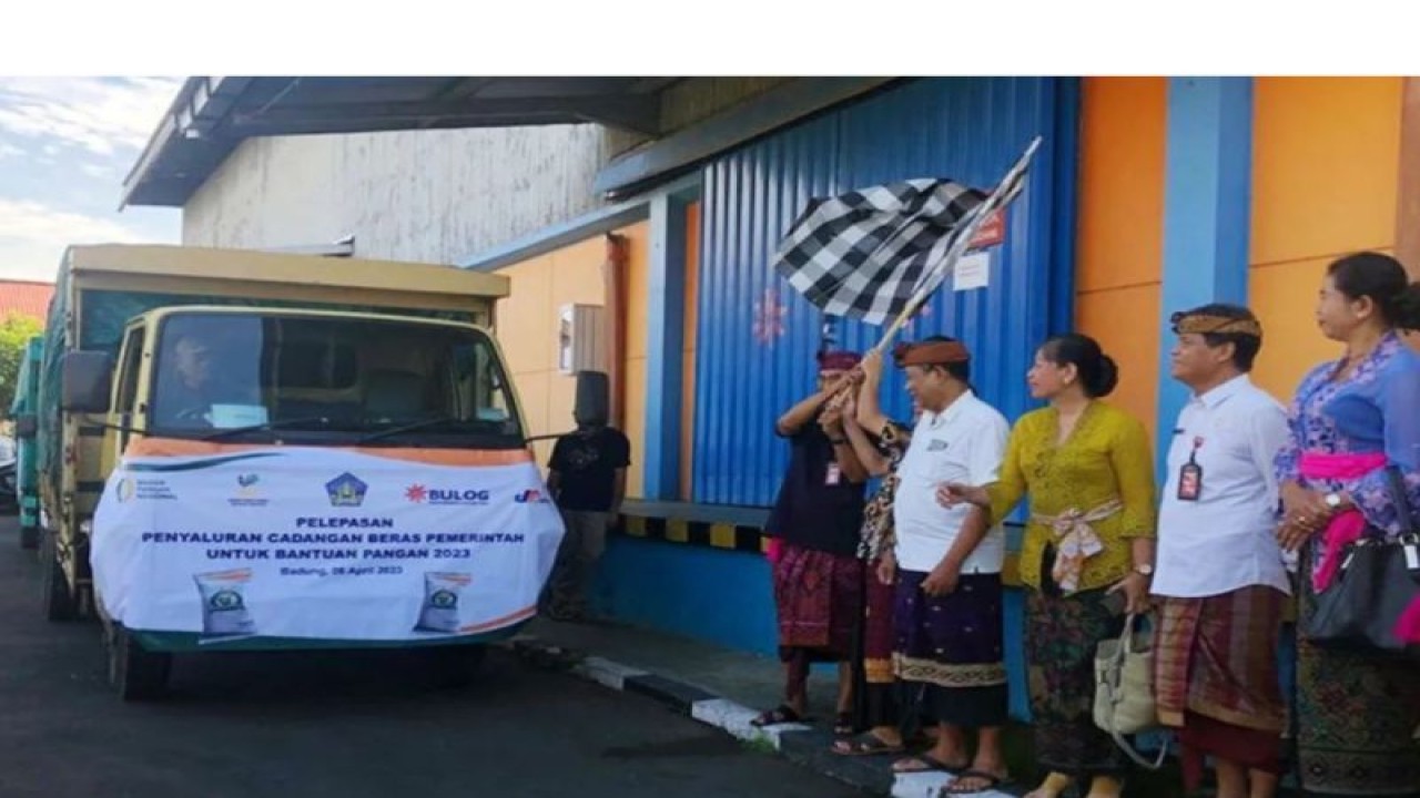 Dokumentasi saat Bulog Bali mulai penyaluran cadangan beras pemerintah bantuan pangan tahap satu di Badung, Bali. ANTARA/Ni Putu Putri Muliantari