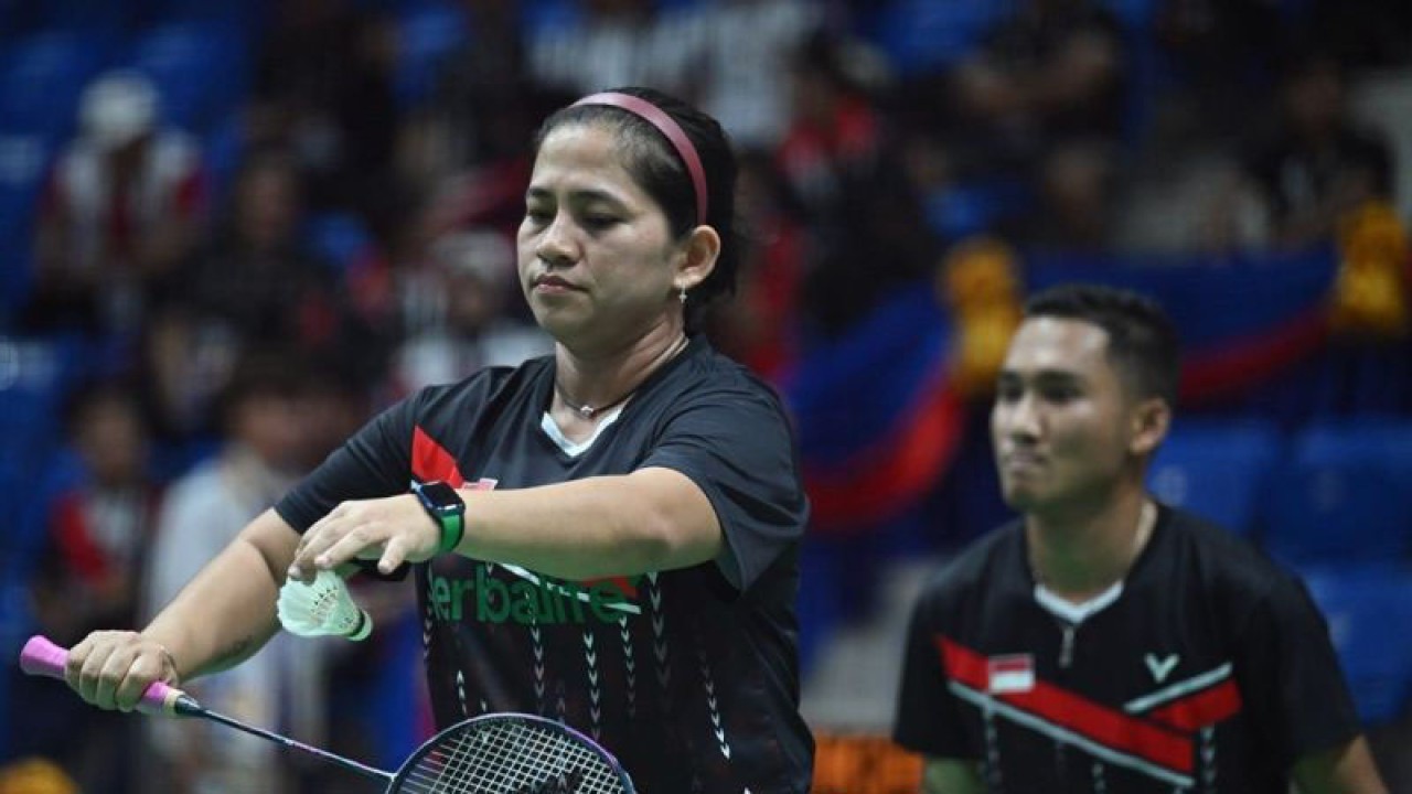 Pasangan ganda campuran Indonesia Leani Ratri Oktila dan Hikmat Ramdani saat tampil perdana di Kejuaraan FOX'S Indonesia Para Badminton International 2023 di GOR Sritex Arena Solo, Jawa Tengah, Rabu (6/9/2023). ANTARA/Bambang Dwi Marwoto.