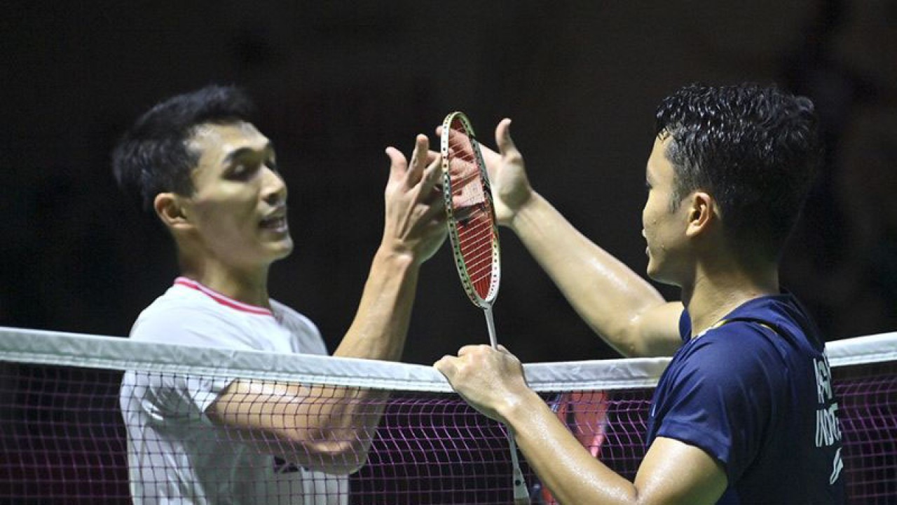 Arsip - Pebulu tangkis tunggal putra Indonesia Anthony Sinisuka Ginting (kanan) berjabat tangan dengan kompatriotnya Jonatan Christie (kiri) usai pertandingan perempat final Indonesia Open 2023 di Istora Senayan, Jakarta, Jumat (16/6/2023). Ginting melaju ke semifinal usai mengalahkan Jojo 21-19, 21-16. ANTARA FOTO/M Risyal Hidayat/rwa.