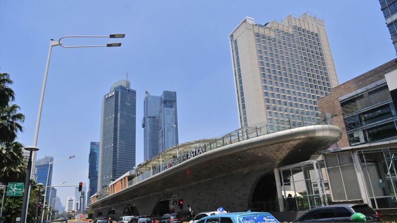 Kendaraan melintas kawasan Bundaran HI dengan latar belakang cuaca cerah langit yang biru di Jakarta, Selasa (12/9/2023). ANTARA FOTO/Akbar Nugroho Gumay/rwa/aa. (ANTARA FOTO/AKBAR NUGROHO GUMAY)