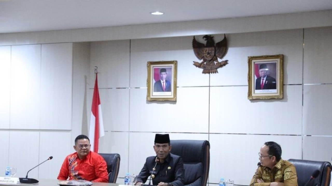 Penjabat Gubernur Kepulauan Bangka Belitung Suganda Pandapotan Pasaribu (tengah) bersama Bupati Bangka Tengah Algafry Rahman (kanan) dan Bupati Bangka Selatan Riza Herdavid (kiri) saat membahas penyelesaian batas wilayah di Pangkalpinang, Senin (4/9/2023). (ANTARA/ HO-Humas Diskominfo Babel)
