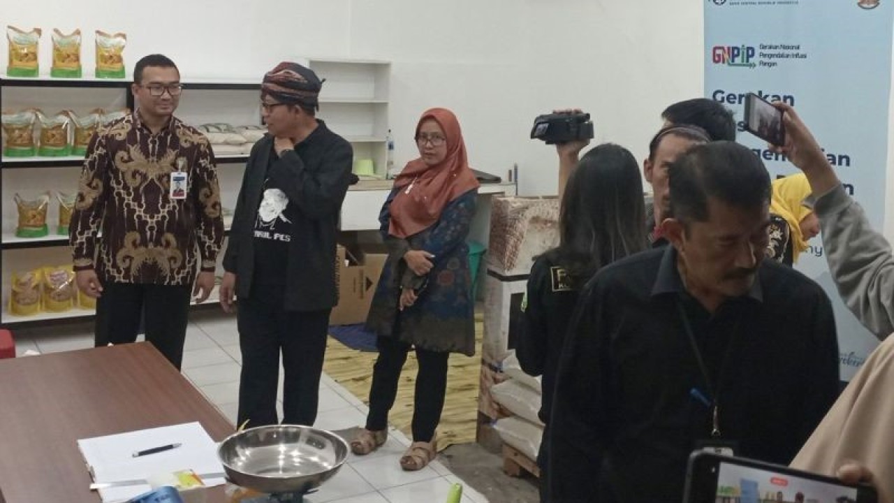Bupati Banyumas Achmad Husein (dua dari kiri) berbincang dengan Deputi Kepala Kpw BI Purwokerto Mursidi (kiri) saat meninjau Toko TPID "Bawor Mart" Pasar Wage, Purwokerto, Kabupaten Banyumas, yang baru diresmikan pada Kamis (21/9/2023) pagi. ANTARA/Sumarwoto