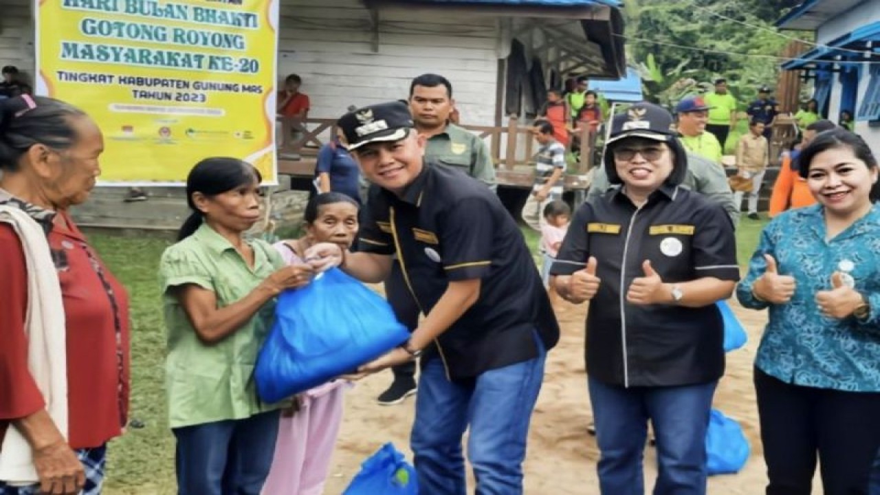 Bupati Gunung Mas Jaya S. Monong menyerahkan bingkisan kepada warga, saat pelaksanaan BBGRM di Kelurahan Tumbang Napoi, Kecamatan Miri Manasa. (ANTARA/HO-Diskominfosantik Gunung Mas)